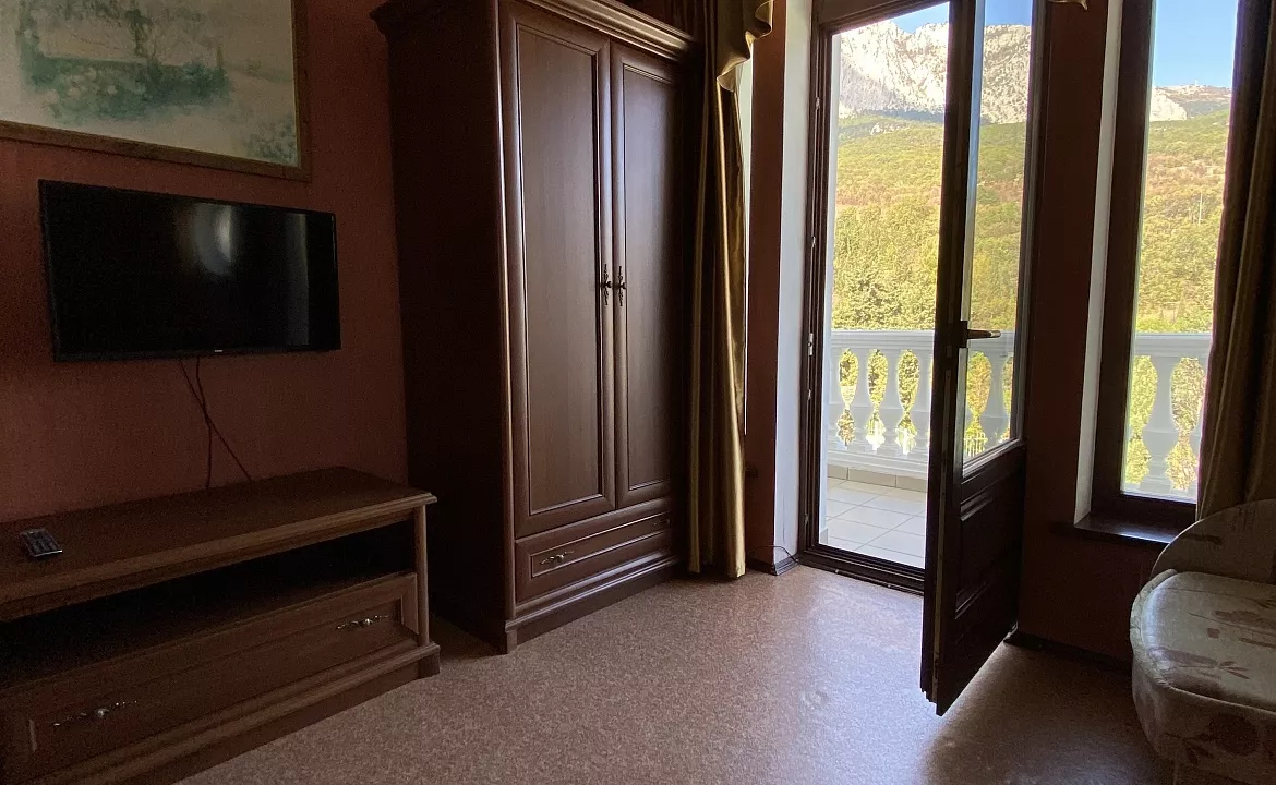 Полулюкс с балконом. Вилла "Ренессанс". Кореиз