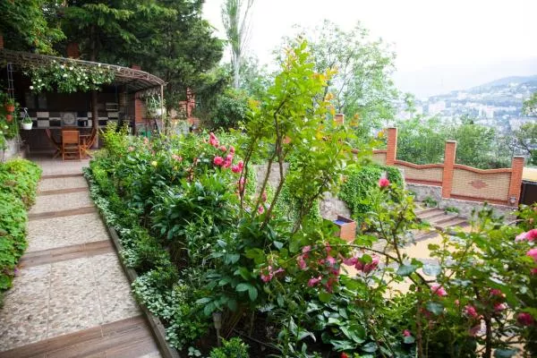 . Гостевой дом Гостевой дом «Floral Courtyard». Ялта