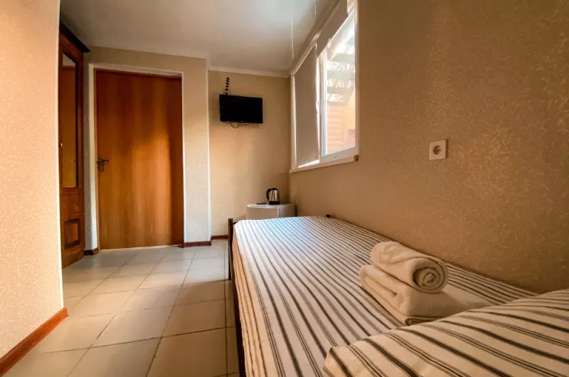 Одноместный номер с удобствами. Отель Апельсин. Лазаревское