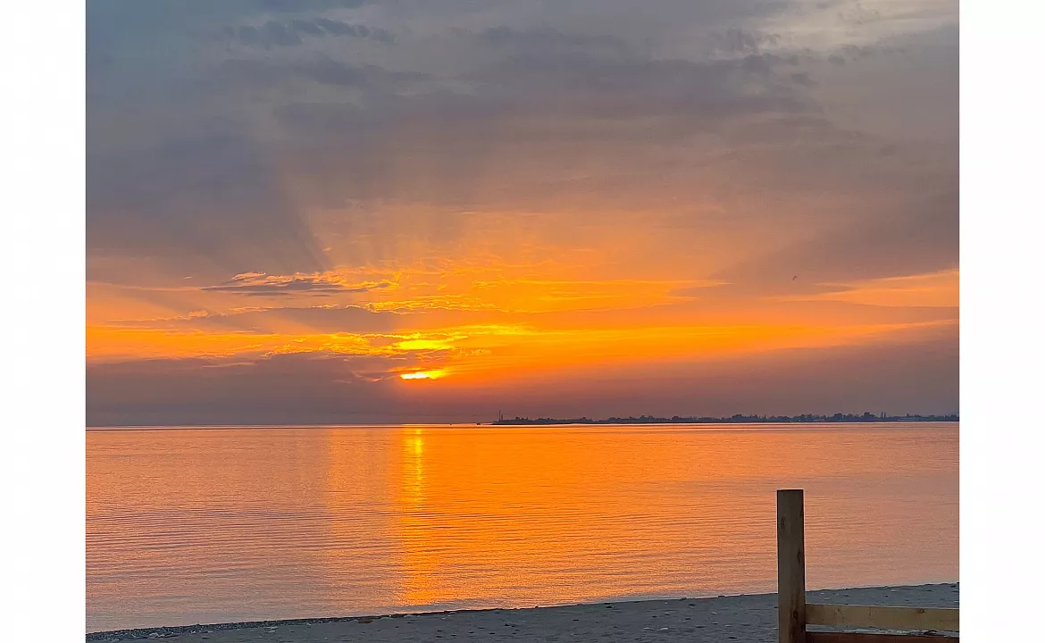 Коттедж. Коттеджи на берегу моря со всеми удобствами . Сухум