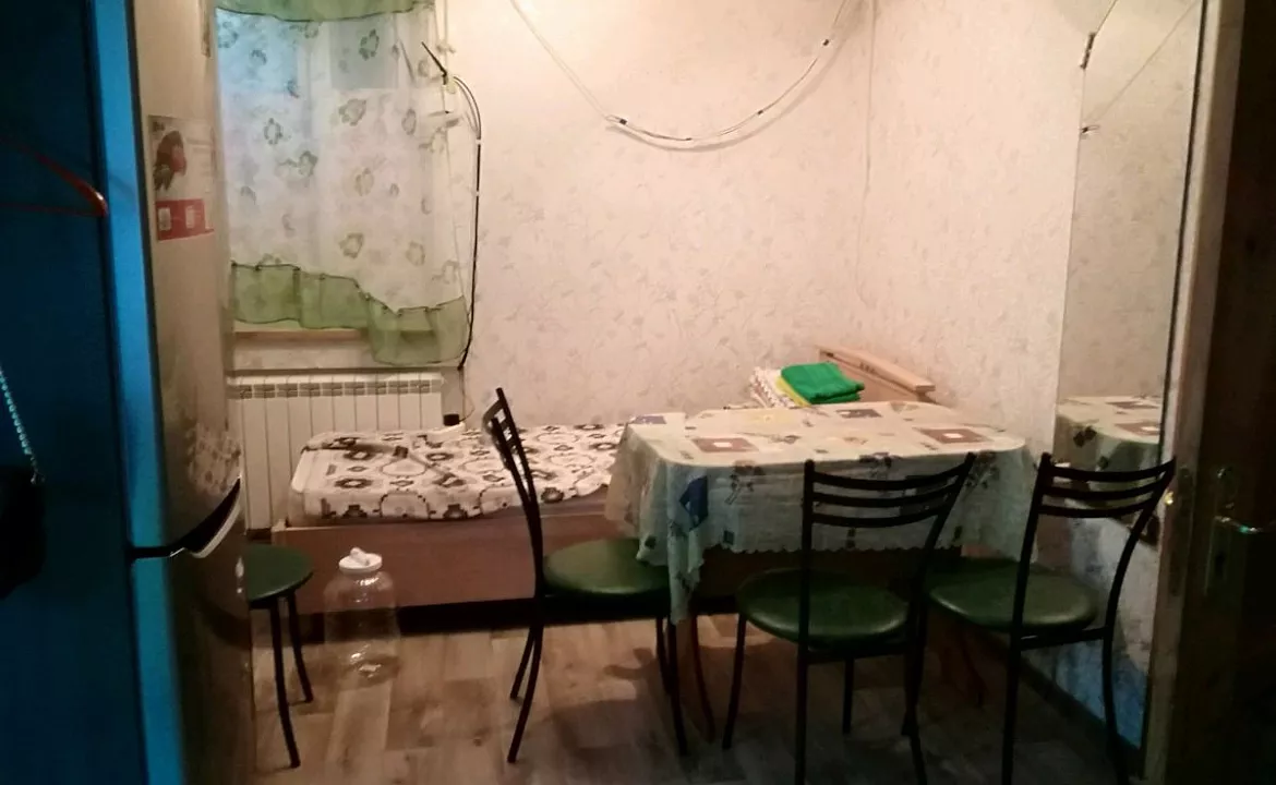 Комната 14 м² в 4-к, 1/1 эт.. Квартира в многоквартирном доме Комната 14 м² в 4-к, 1/1 эт.. Ейск