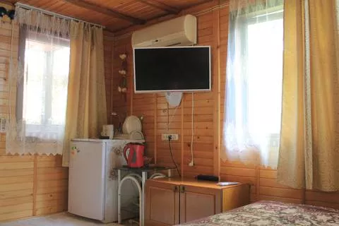 Деревянный коттедж на первом этаже № 3. Гостевой дом Гостевой дом «Ольга». Алушта