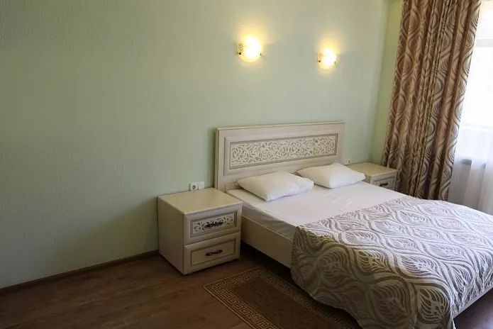 Полулюкс двухкомнатный с балконом. Отель "Villa Oliva-Art". Утёс