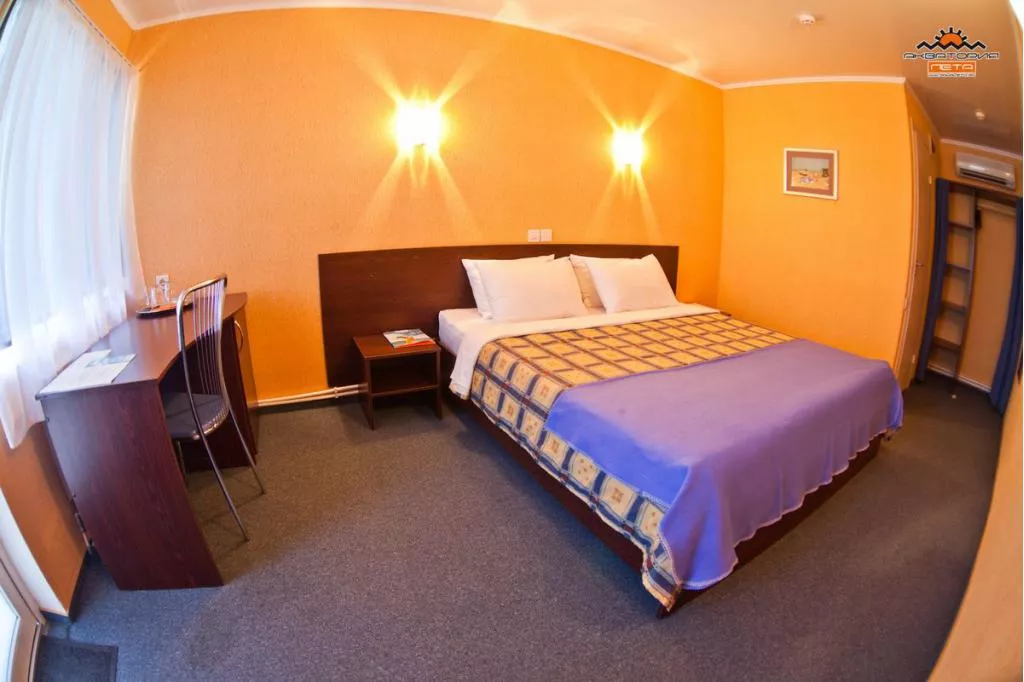 СТАНДАРТНЫЙ НОМЕР С МАНСАРДОЙ И ВИДОМ НА БАССЕЙН. Отель Клуб-отель Акватория Лета. Ейск