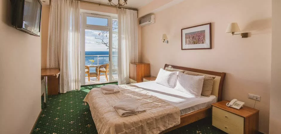 Полулюкс с балконом. Отель «Коралл». Ялта Полулюкс с балконом. Отель «Коралл». Ялта