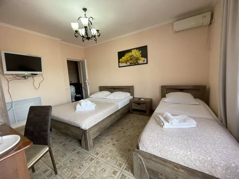 Стандартный трехместный номер. Гостевой дом "Замок на Жемчужной". Адлер