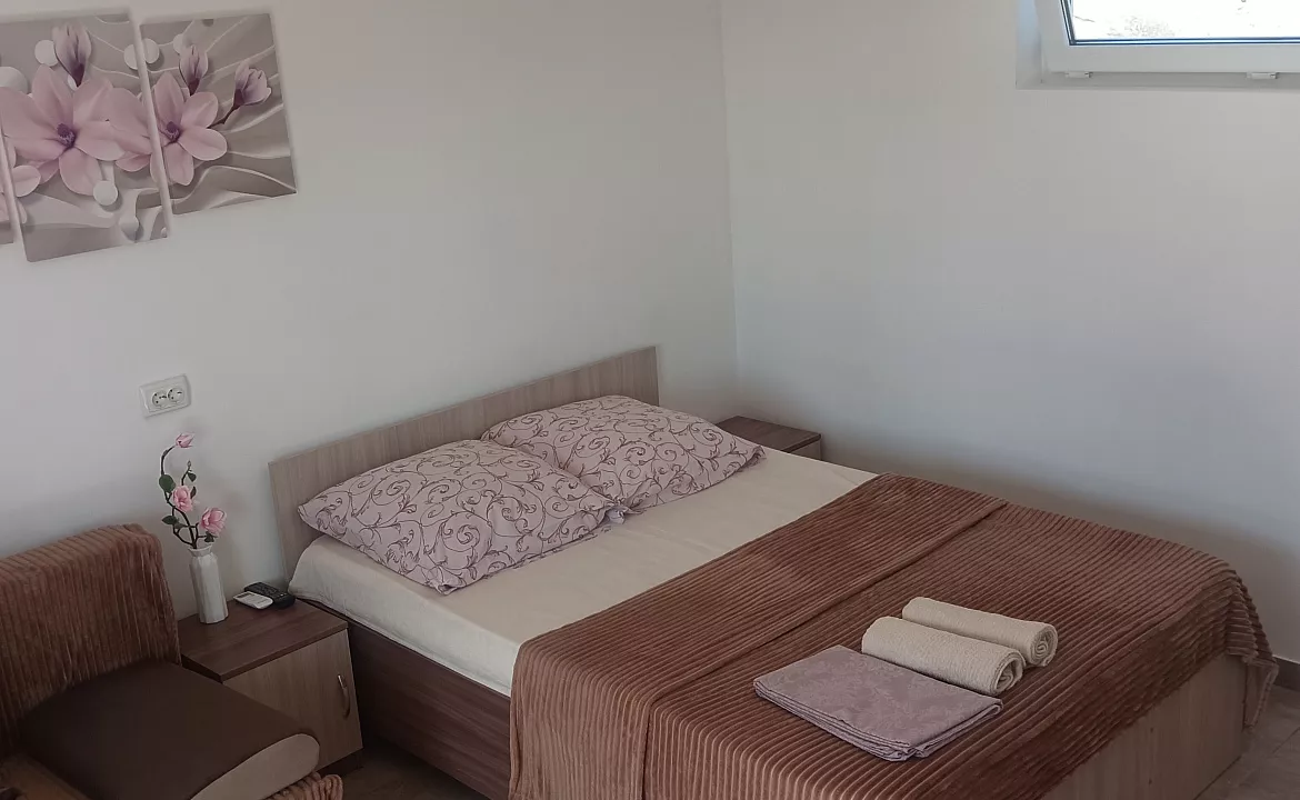 Улучшенный четырёхместный с кухней 5. Гостевой дом Тихий дворик - Орджоникидзе. Орджоникидзе