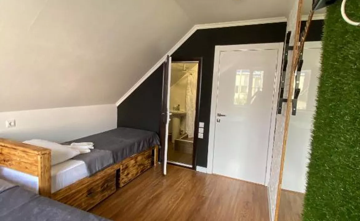 Трехместная комната на третьем этаже 7. Гостевой дом GreenWall. Анапа