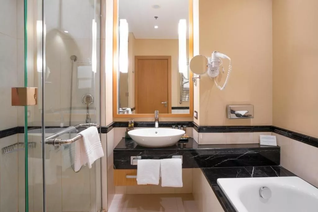 Улучшенный двухместный номер с 1 кроватью. Курортный отель Novotel Resort Krasnaya Polyana Sochi. Красная Поляна