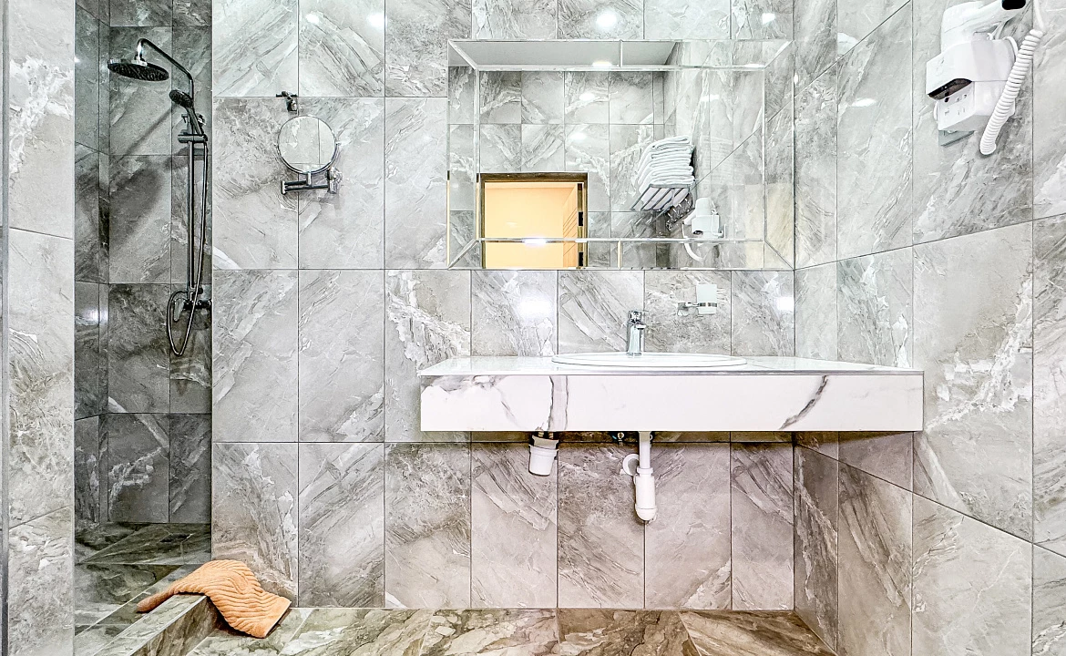 Корпус 2 Delux 5ти - местный (с балконом). Anzhelina Family Hotel. Витязево