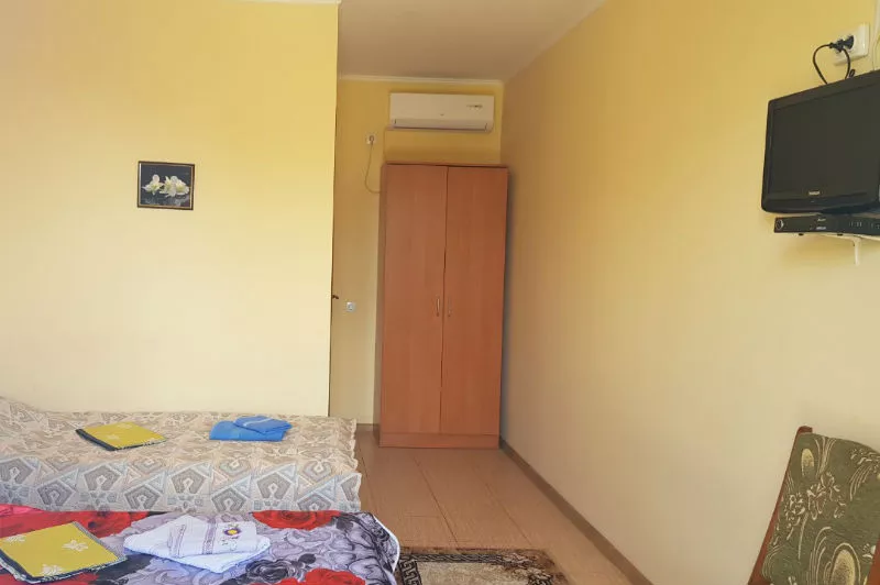 3-х местный номер «Полулюкс». Гостевой дом "Зеленый дворик". Саки