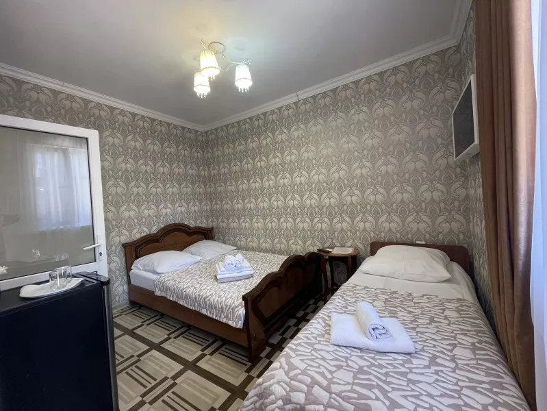 Стандартный трехместный номер. Гостевой дом "Замок на Жемчужной". Адлер