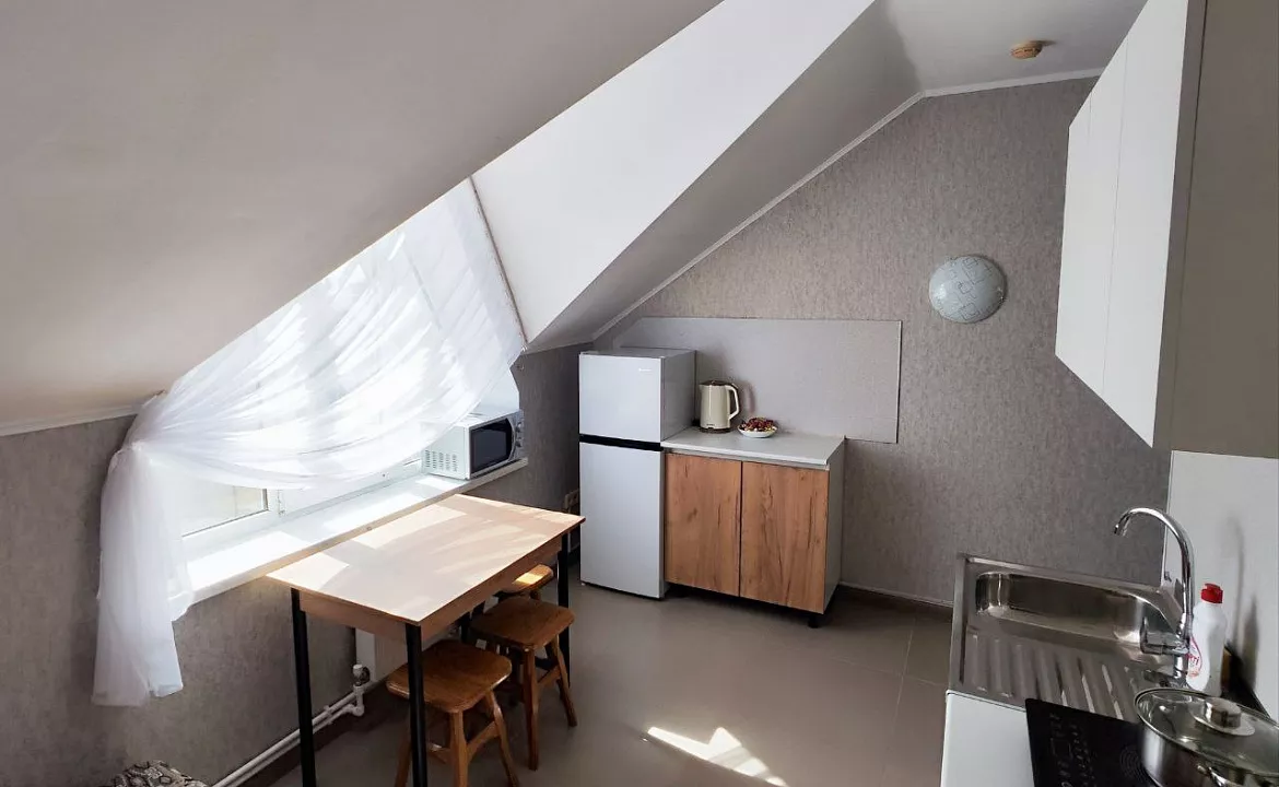 Апартаменты на 4м этаже (мансарда). Гостевой дом "Регион 86" . Адлер