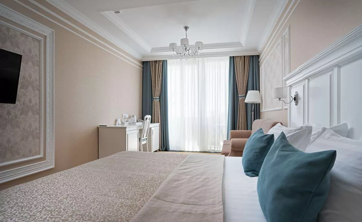 Однокомнатный двухместный номер «Джуниор сюит». Семейный отель Династия. Геленджик