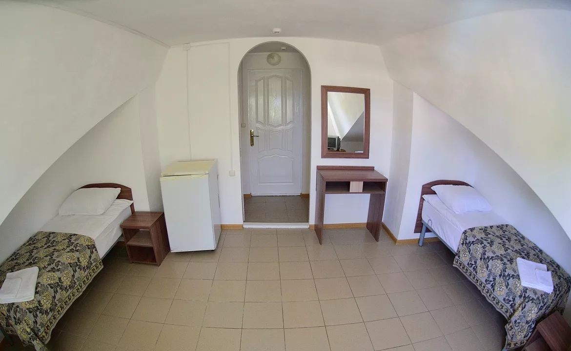 Двухместный номер категории «Эконом». База отдыха "Слава". Витязево