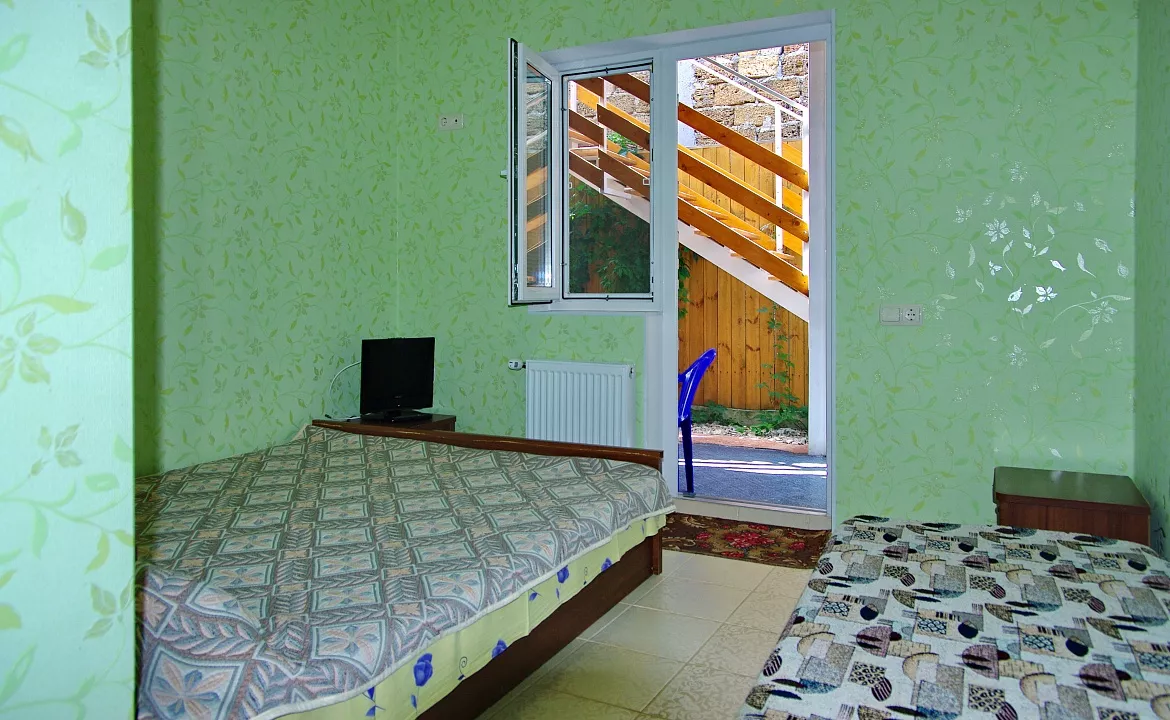 Трехместный с двуспальной и односпальной кроватями.. Частный сектор Гостевой дом "У Галины".. Феодосия