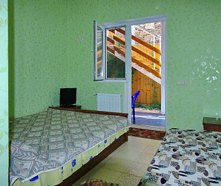 Трехместный с двуспальной и односпальной кроватями.. Частный сектор Гостевой дом "У Галины".. Трехместный с двуспальной и односпальной кроватями.. Частный сектор Гостевой дом "У Галины"..