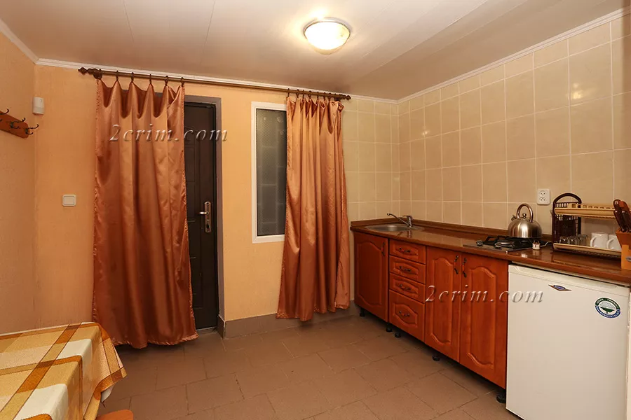 Трехместный номер в коттедже Уютный дворик. Гостевой дом "Крымский кораблик". Орджоникидзе