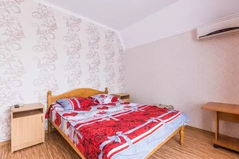 2-Х МЕСТНЫЙ НОМЕР С 1 ДВУСПАЛЬНОЙ КРОВАТЬЮ И ДОПОЛНИТЕЛЬНОЙ КРОВАТЬЮ. Гостевой дом «Августа» . Аше