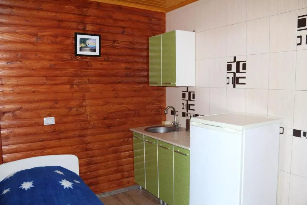 ЧЕТЫРЕХМЕСТНЫЙ В ДЕРЕВЯННОМ СТИЛЕ. Гостевой дом "Сибирячка". Ольгинка