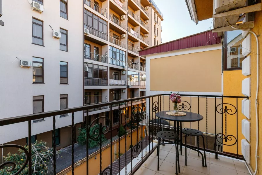 Номер стандарт трёхместный с двумя раздельными кроватями и балконом. Гостевой дом Ева. Адлер