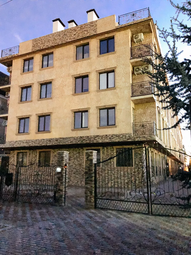 . Квартира в многоквартирном доме "У моря". Адлер