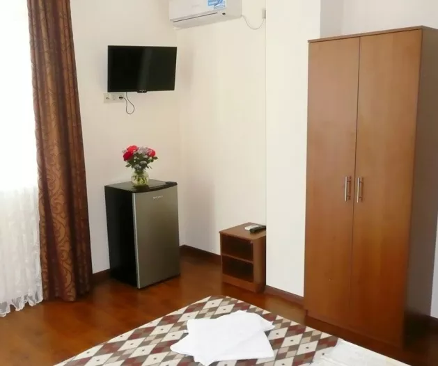 Номер двухкомнатный 4-х местный. Гостевой комплекс "У моря". Витязево