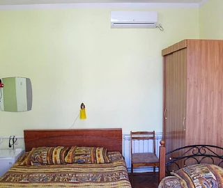 Трехместная комната с удобствами 2й этаж. Частный сектор Жилье у моря. 