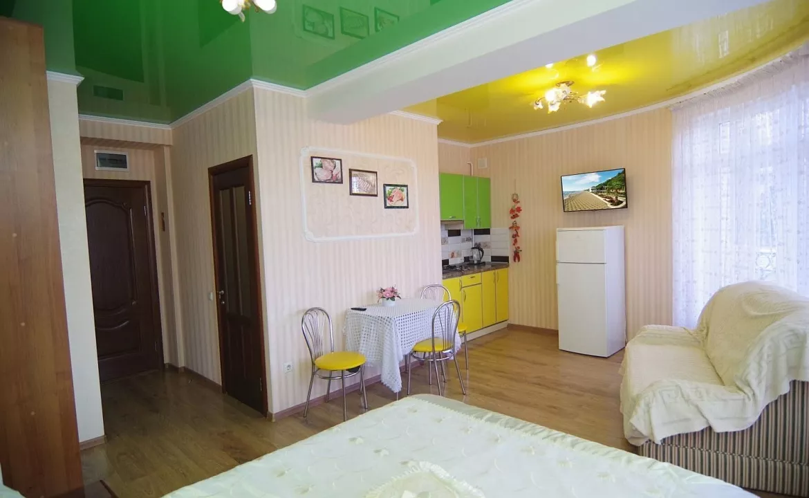 Люкс 4-х местный (Семейный) с панорамным видом( Комната № 4). Частный гостевой дом у Ярославовны. Алушта