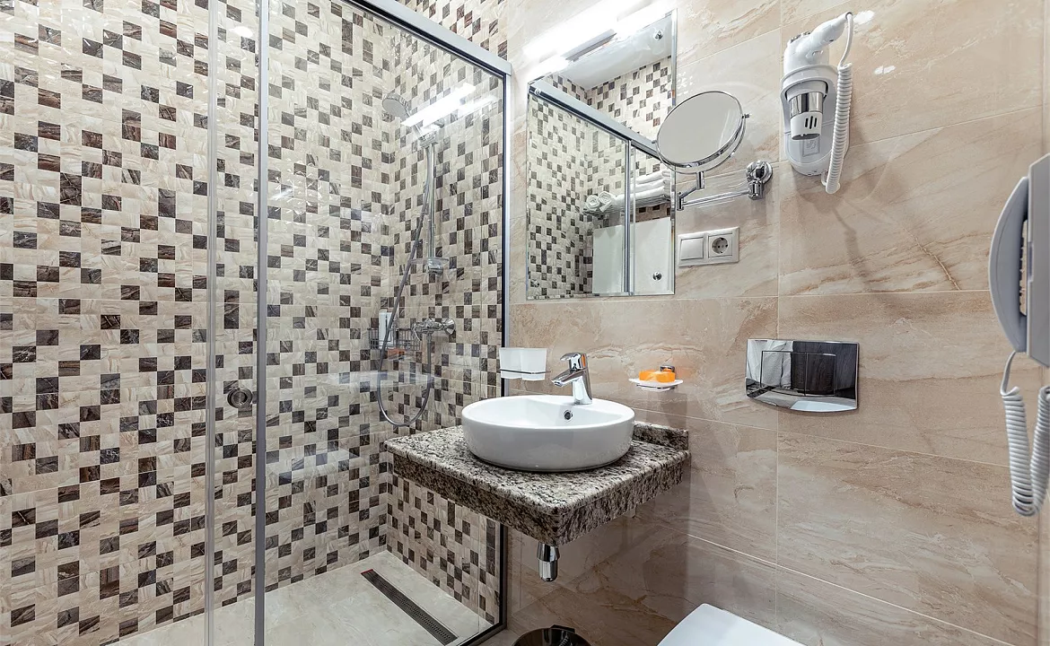 Стандарт с большой кроватью и французским балконом. Отель «Южные Ночи». Кабардинка