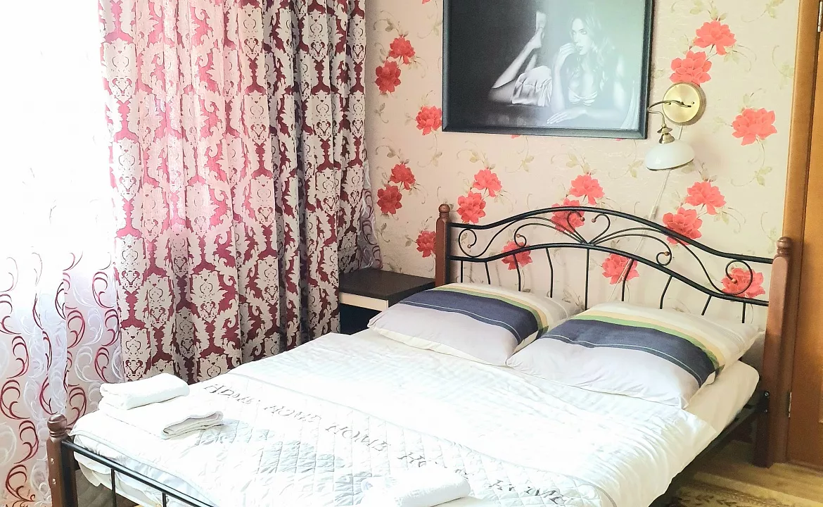 двухкомнатный четырехместный номер с большим балконом и видом на горы. Гостевой дом Родник. Красная Поляна