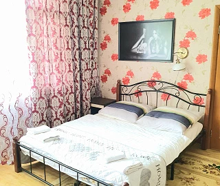 двухкомнатный четырехместный номер с большим балконом и видом на горы. Гостевой дом Родник. 