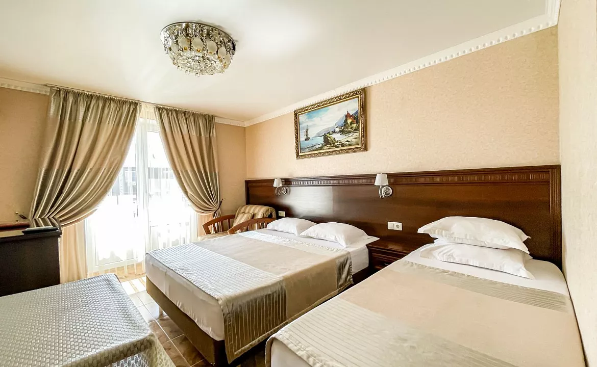 Полулюкс 4-х местный (с балконом). Anzhelina Family Hotel. Витязево