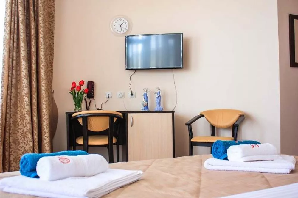 Двухместный номер комфорт (с видом на море). Гостиница "Ассоль". Ейск