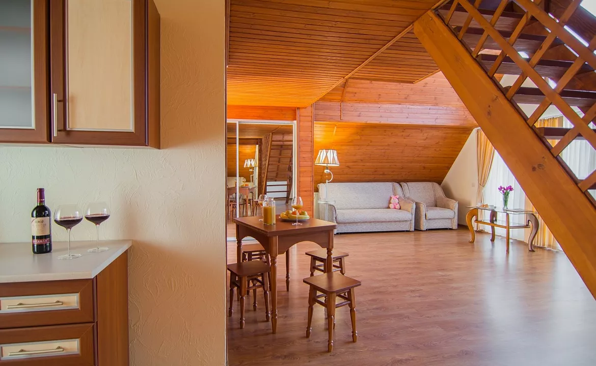 АПАРТАМЕНТЫ. Отель Семейный эко- отель «Альпийская Долина». Малореченское