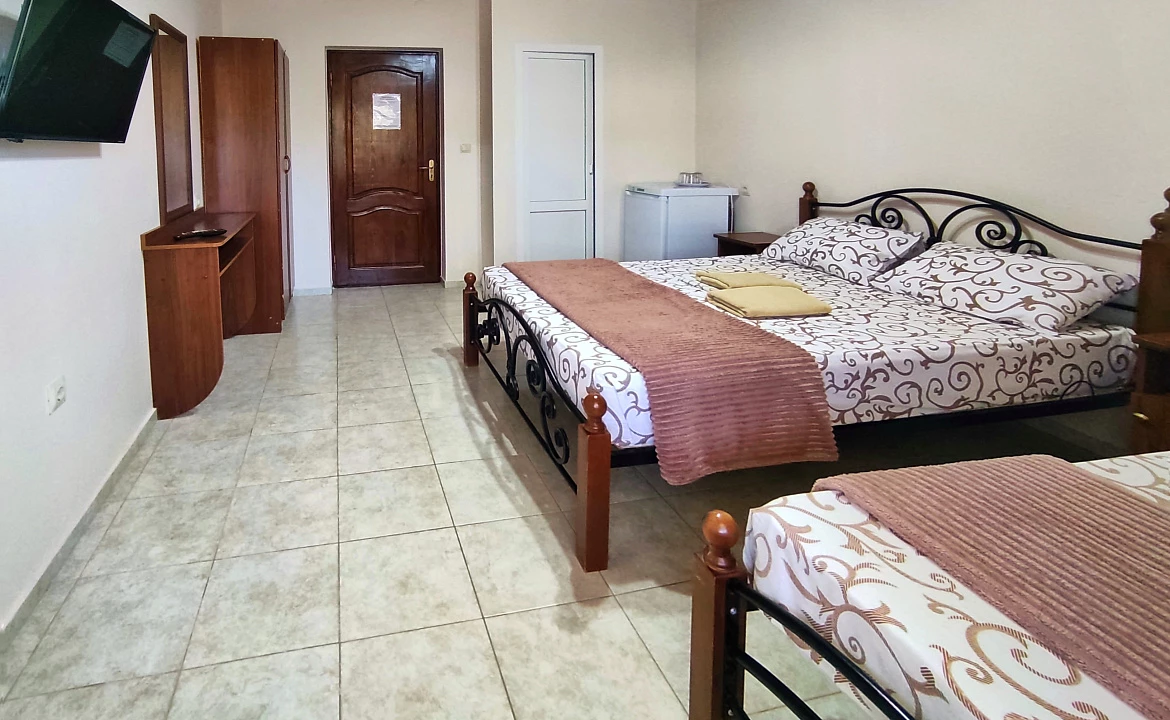 Трехместный с удобствами и балконом. Гостевой дом "Одиссей" - Кабардинка. Кабардинка