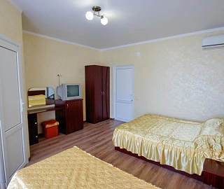 4-МЕСТНЫЙ НОМЕР СТАНДАРТ БЕЗ БАЛКОНА. Гостевой дом "Лето".  4-МЕСТНЫЙ НОМЕР СТАНДАРТ БЕЗ БАЛКОНА. Гостевой дом "Лето".