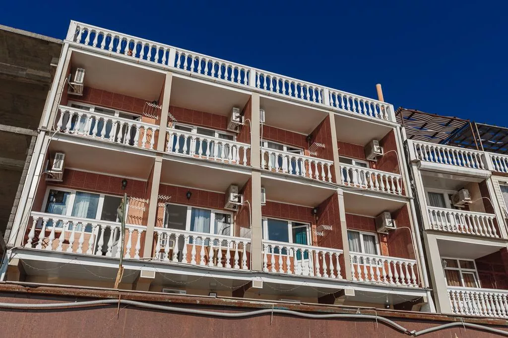 . Эллинг Море за окном Азовская 18. Лоо