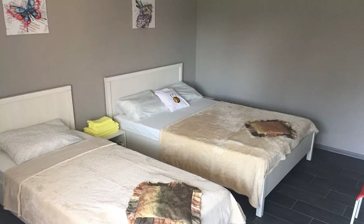 Трёхместный номер. Гостевой дом «Пчела». Ейск