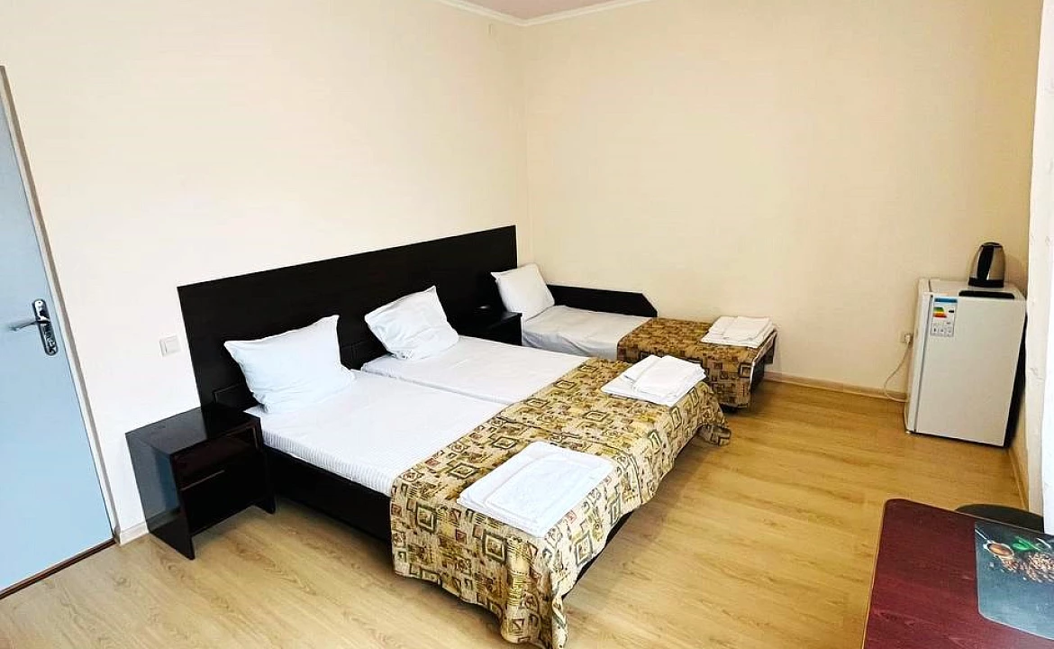 Стандарт трёхместный с доп. местом и балконом. Отель "Гермес" . Вардане