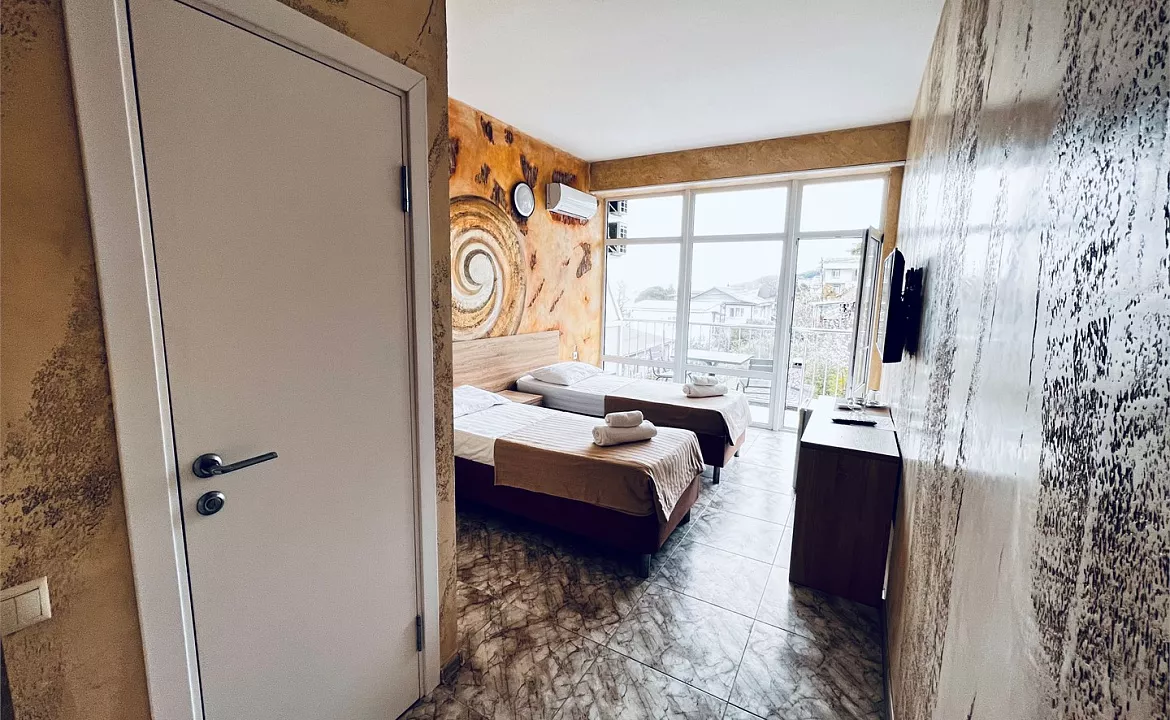 Трехместный Комфорт, с балконом, вид во двор. Гостиница Соната Лоо. Лоо