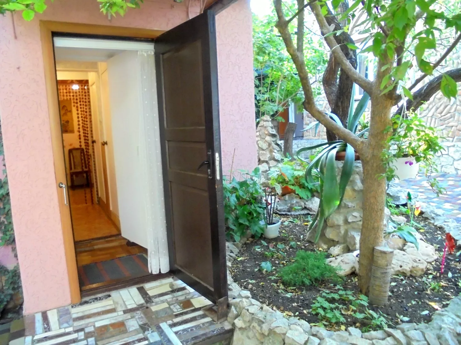 . Дом под ключ  Домик под абрикосовым деревом на 2-4 человека.. Феодосия