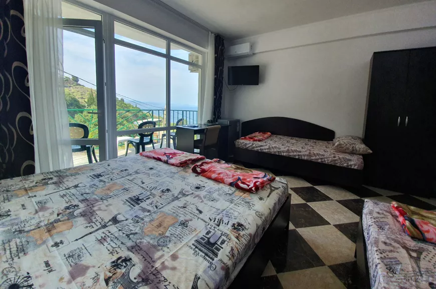 3-местный номер с балконом и видом на море и горы. Гостевой дом «Камилла Sunrise». Алушта