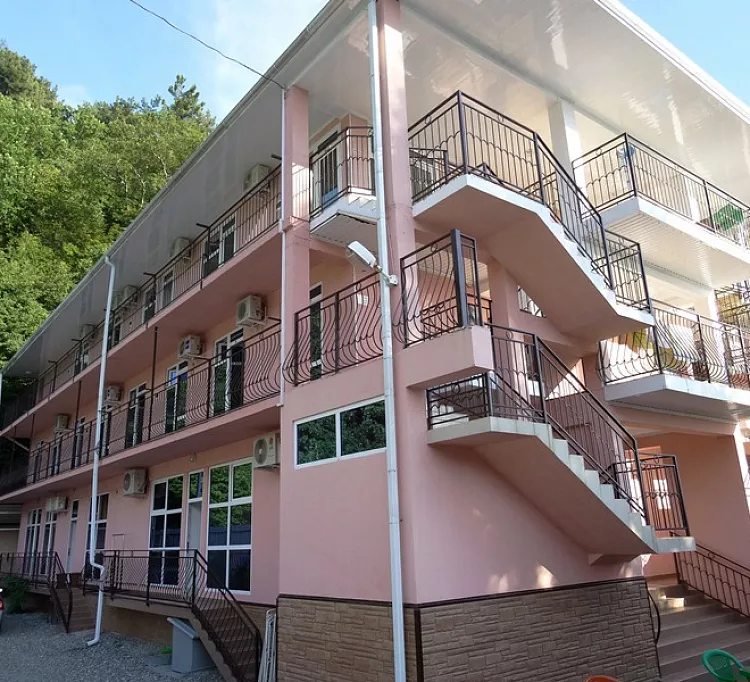 . Частный гостевой дом Розовый дом. Солоники