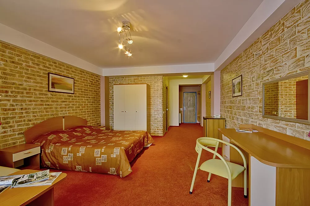 №21 КЛАССИЧЕСКИЙ ДВУХМЕСТНЫЙ НОМЕР С 1 КРОВАТЬЮ И БАЛКОНОМ. Отель «Яхт-клуб». Отрадное