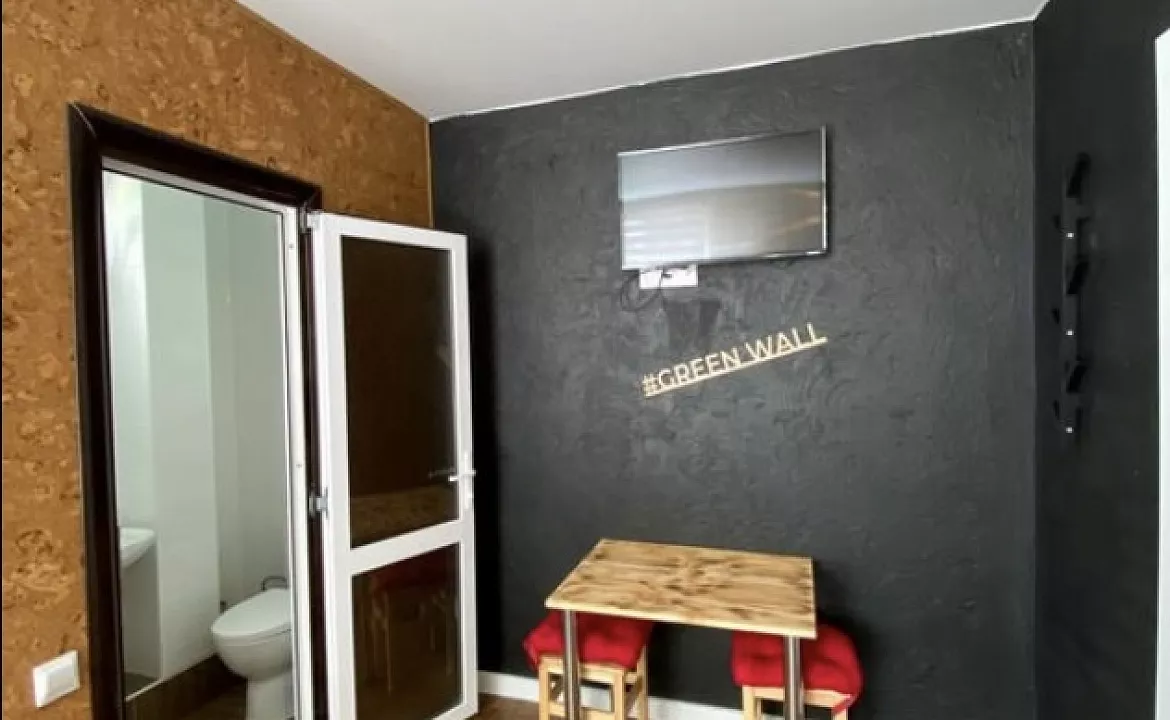 Трехместная комната на первом этаже 1. Гостевой дом GreenWall. Анапа