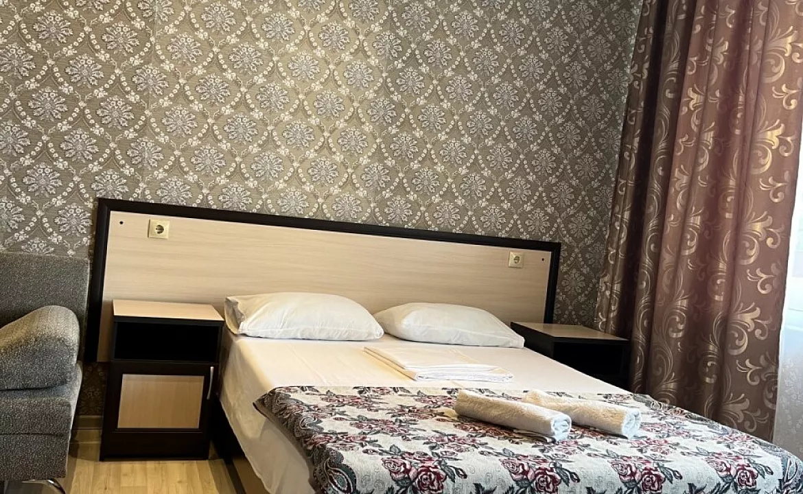 Четырехместный улучшенный номер с балконом, от 1 до 4 гостей, двуспальная кровать, балкон. Мини-отель Моника. Анапа Четырехместный улучшенный номер с балконом, от 1 до 4 гостей, двуспальная кровать, балкон. Мини-отель Моника. Анапа