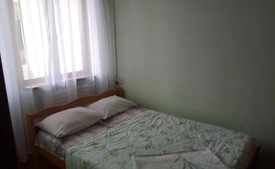 Двухместный номер с двухспальной кроватью эконом, на 1 гостя, двуспальная кровать. Гостевой дом "Горная лаванда". Лазаревское