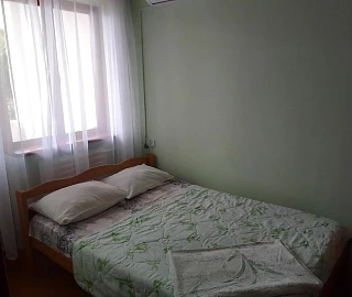 Двухместный номер с двухспальной кроватью эконом, на 1 гостя, двуспальная кровать. Гостевой дом "Горная лаванда". Двухместный номер с двухспальной кроватью эконом, на 1 гостя, двуспальная кровать. Гостевой дом "Горная лаванда".