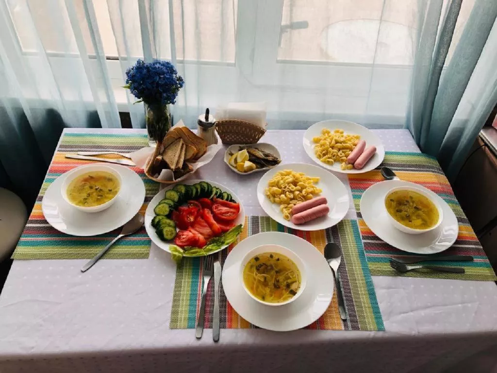 . Эллинг Море за окном Азовская 18. Лоо